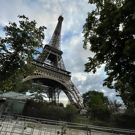 Bonito Cerca De La Torre Eiffel Parigi