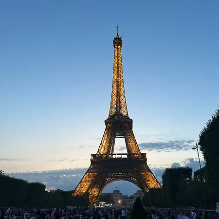 Bonito Cerca De La Torre Eiffel Parigi