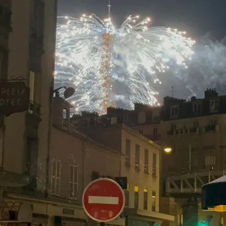 Bonito Cerca De La Torre Eiffel * Parigi