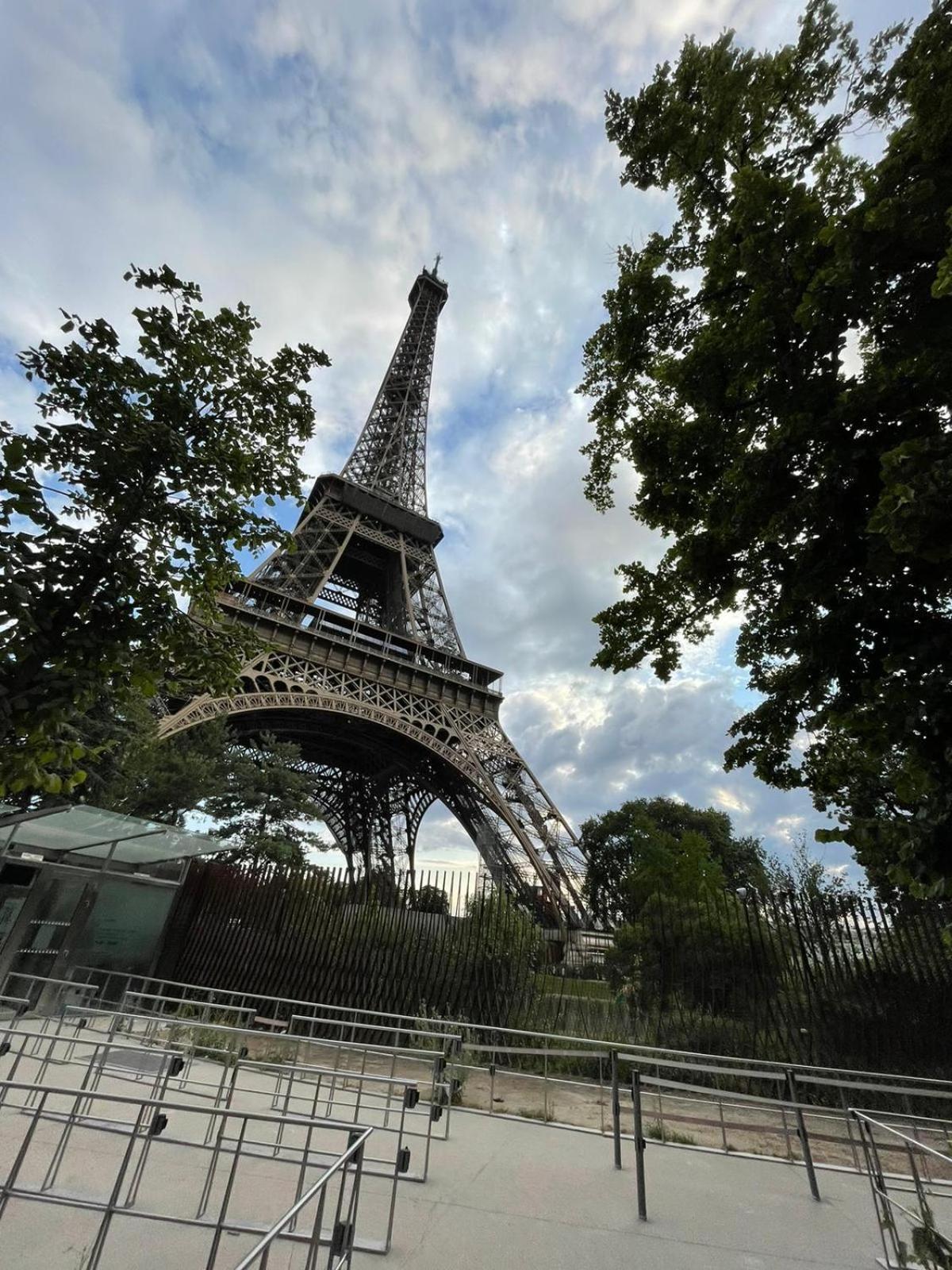 Bonito Cerca De La Torre Eiffel Parigi
