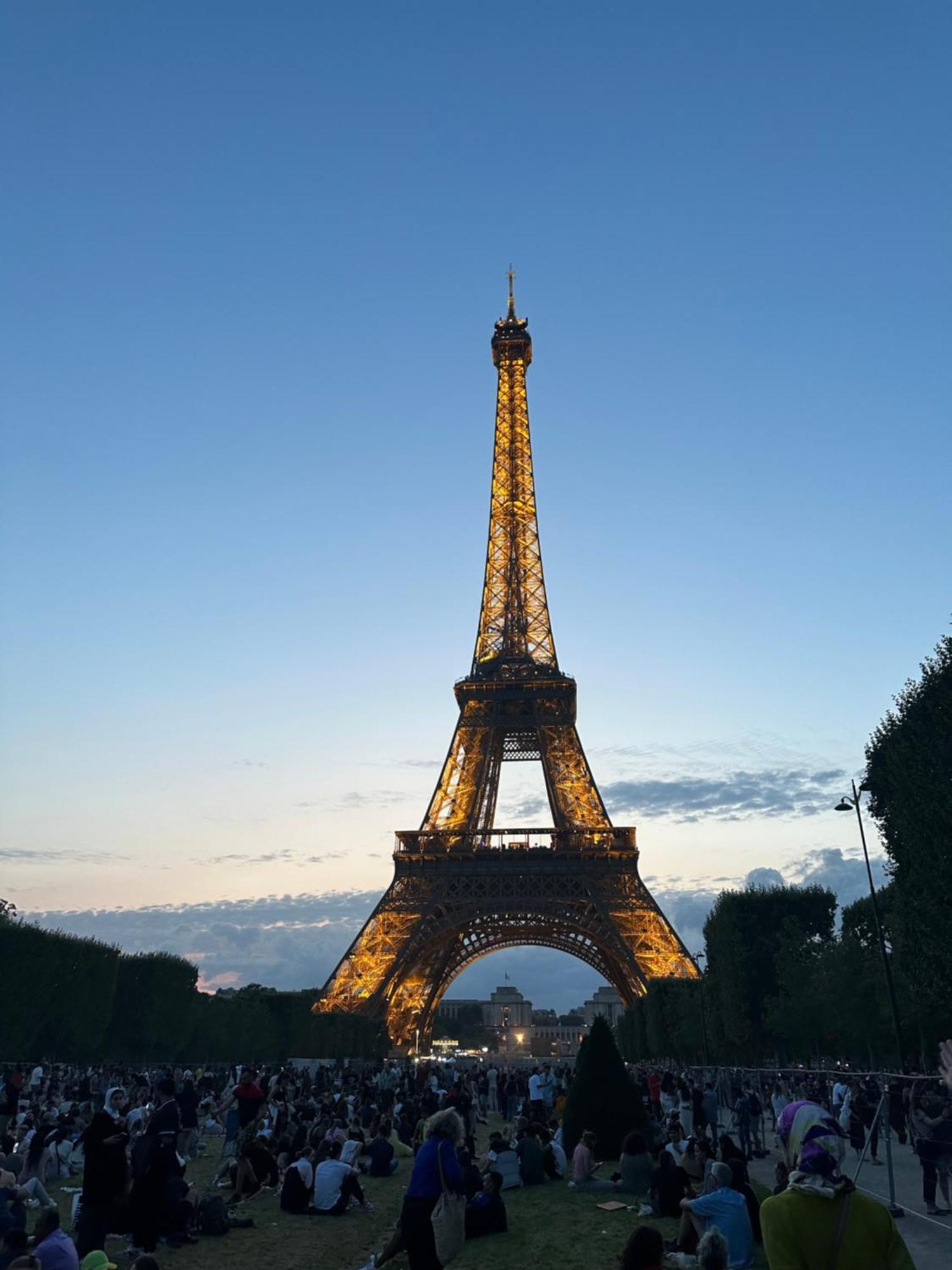 Bonito Cerca De La Torre Eiffel Parigi
