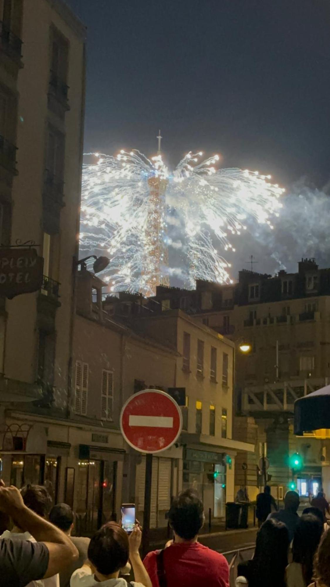 Bonito Cerca De La Torre Eiffel * Parigi